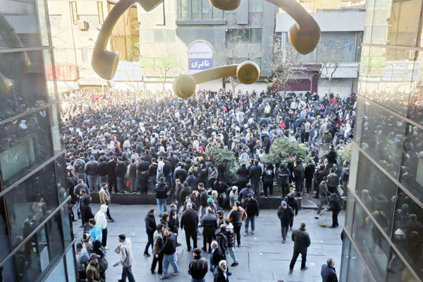 تهران در روزی که گذشت شاهد اعتراضاتی به نوسانات اخیر بازار بود/ ناآرامی ارزی