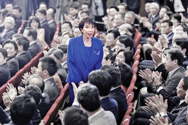 تاچر شرق/درباره سانائه تاکایچی  که با رسیدن به ریاست حزب حاکم  اولین نخست‌وزیر زن تاریخ ژاپن خواهد شد