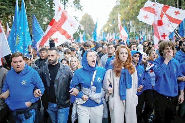 انتخابی میان صلح و رویا